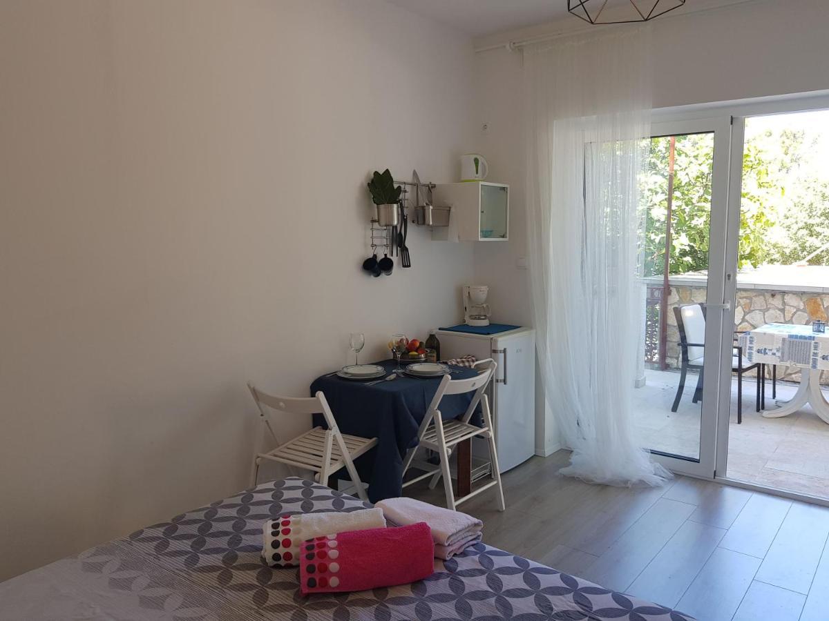 Apartmani Elena Malinska Exterior photo