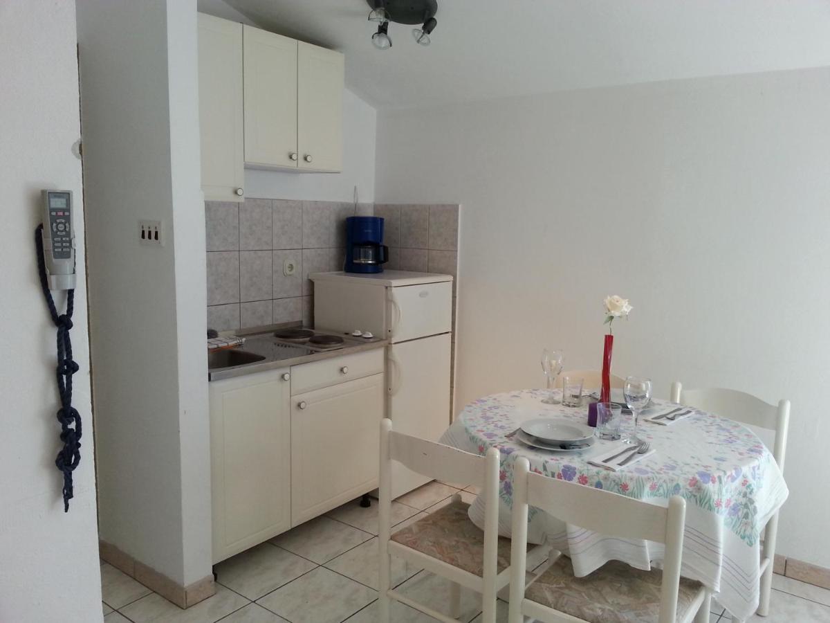 Apartmani Elena Malinska Exterior photo