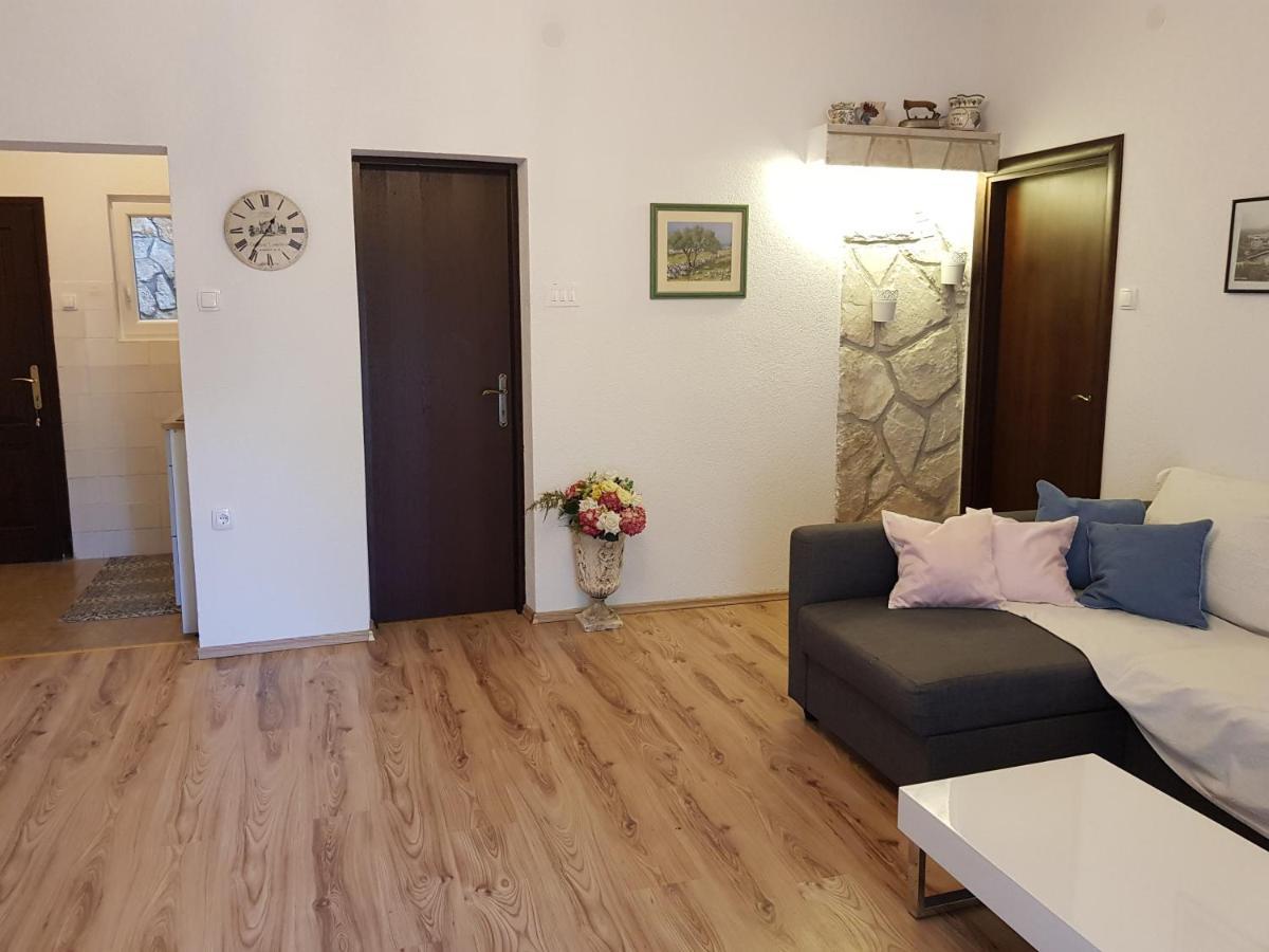 Apartmani Elena Malinska Exterior photo